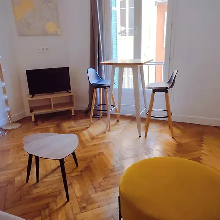 Ideally Located Center Lägenhet *
