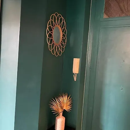 Ideally Located Center شقة *