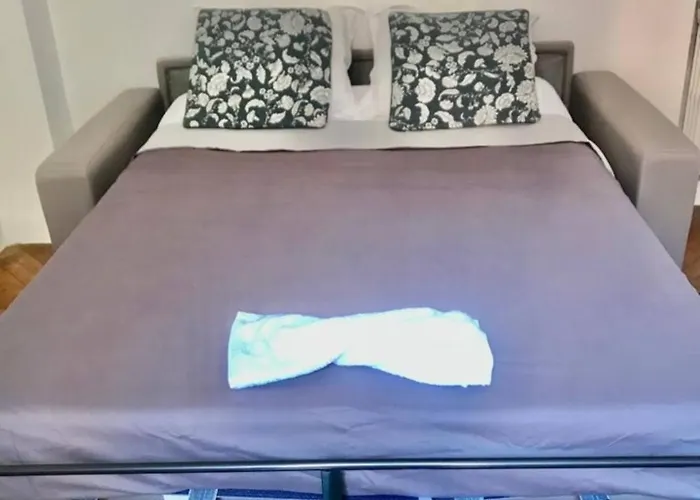 Ideally Located Center Apartment *