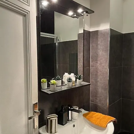 Ideally Located Center * Nicea