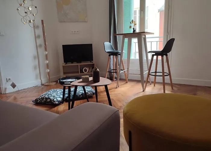 Ideally Located Center 니스